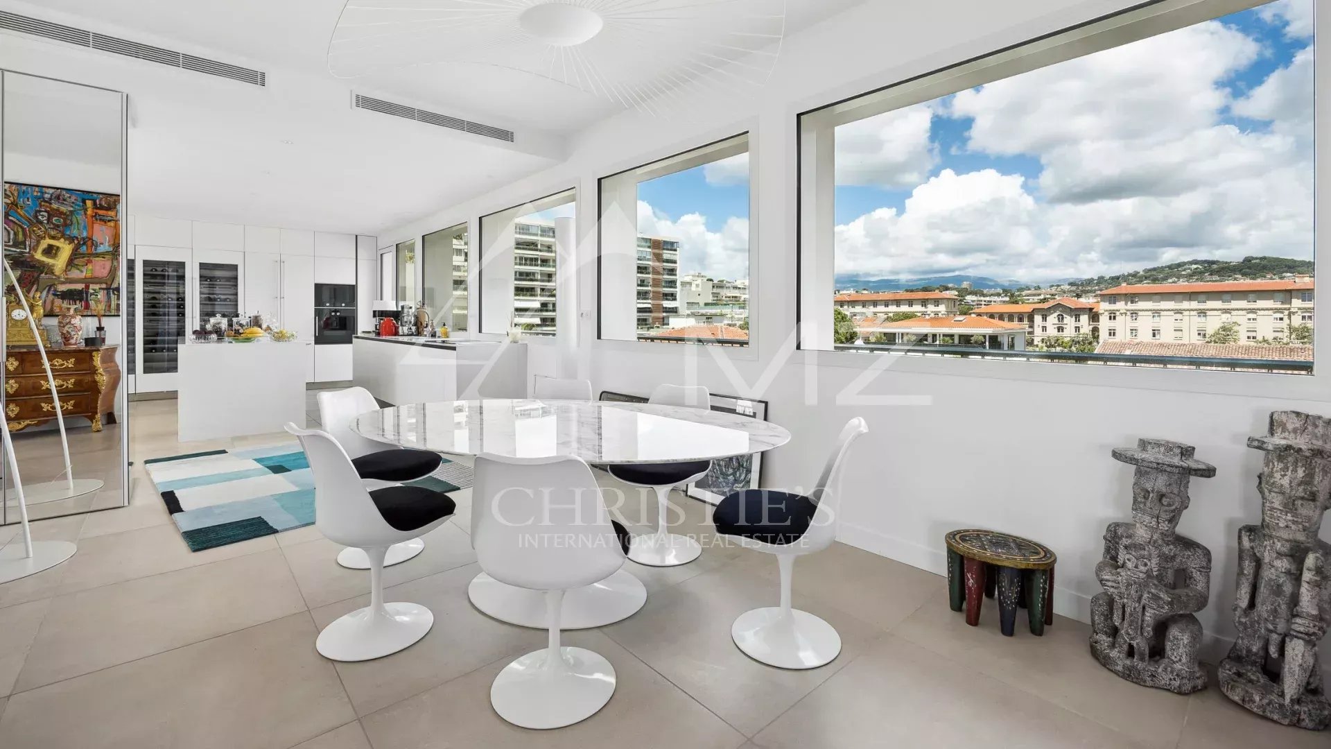 SOLE AGENT: 15 minutes walk from the city center, discover this exceptional roof villa