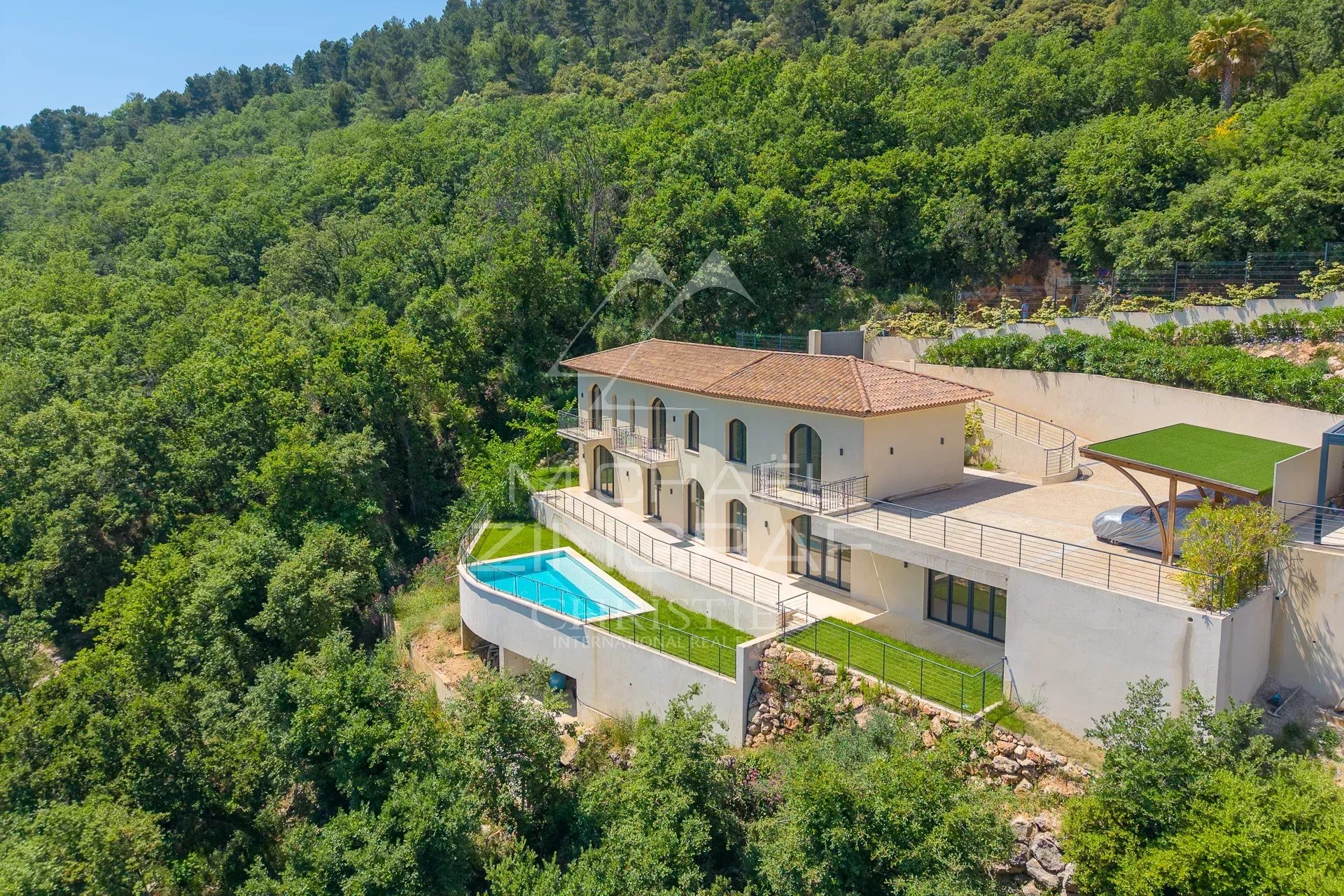Uncluttered villa with panoramic views of the Riviera