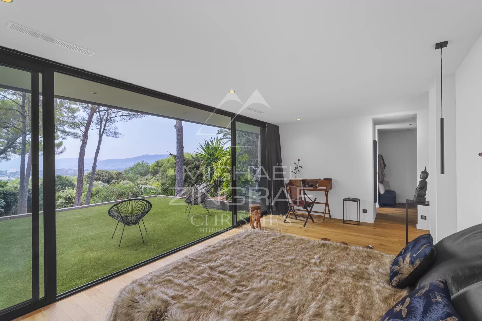 Elegant Contemporary Villa – Panoramic Views