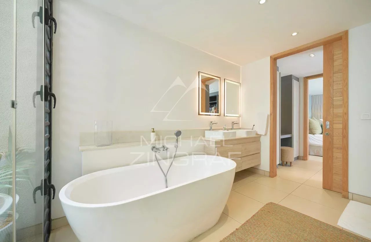 Villa avec piscine dans une résidence sécurisée à Péreybère