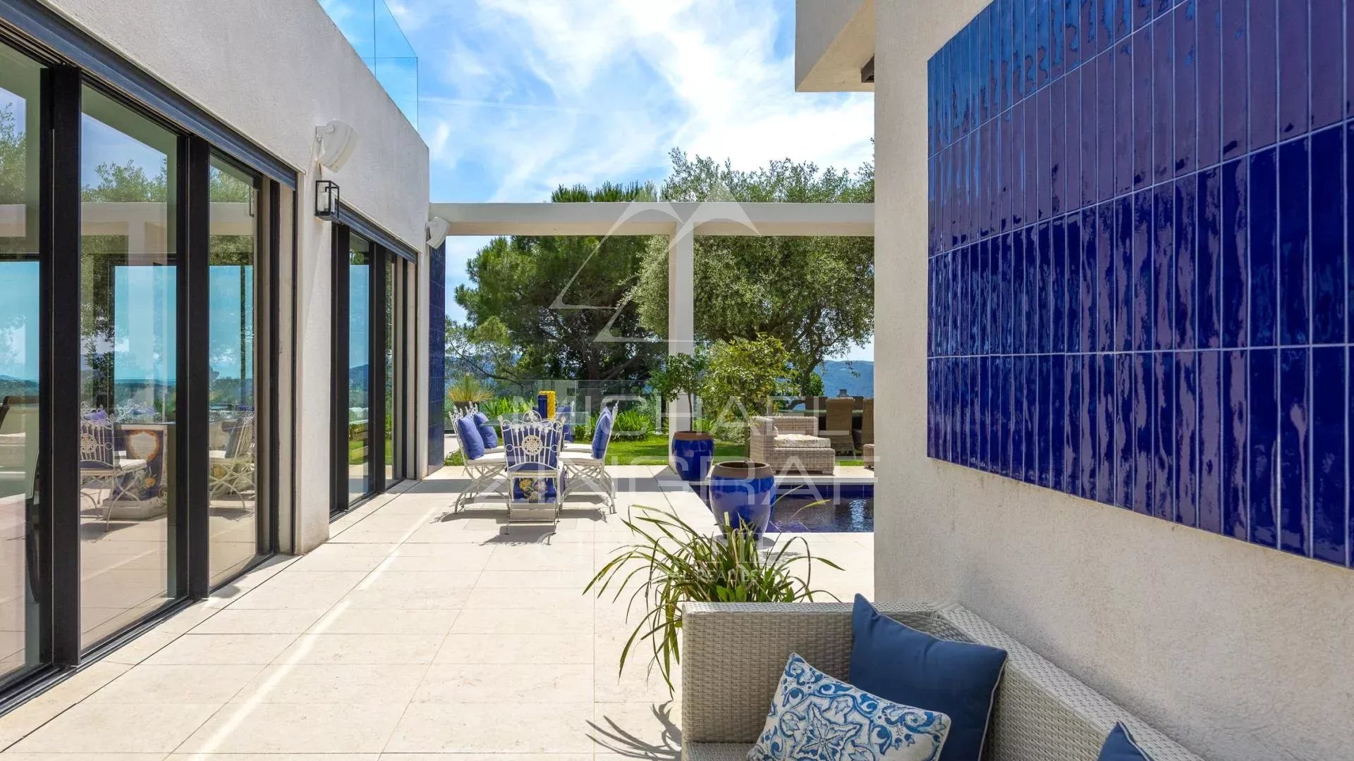 Contemporary architecture & panoramic views