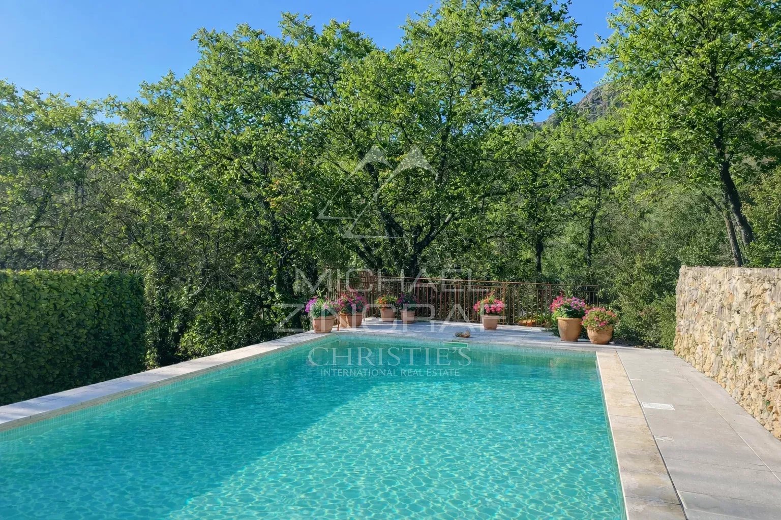Tourrettes-sur-Loup : Villa au calme avec vue dégagée à proximité du village