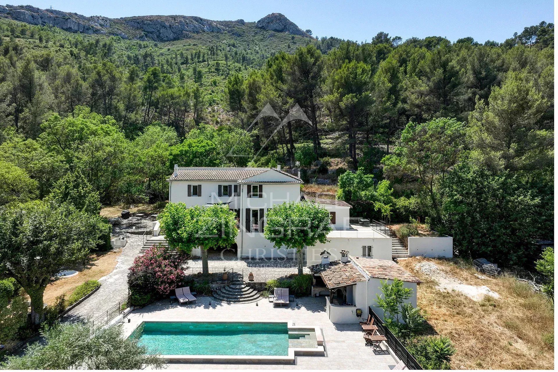 Proche Aix-en-Provence, Élégante propriété avec piscine