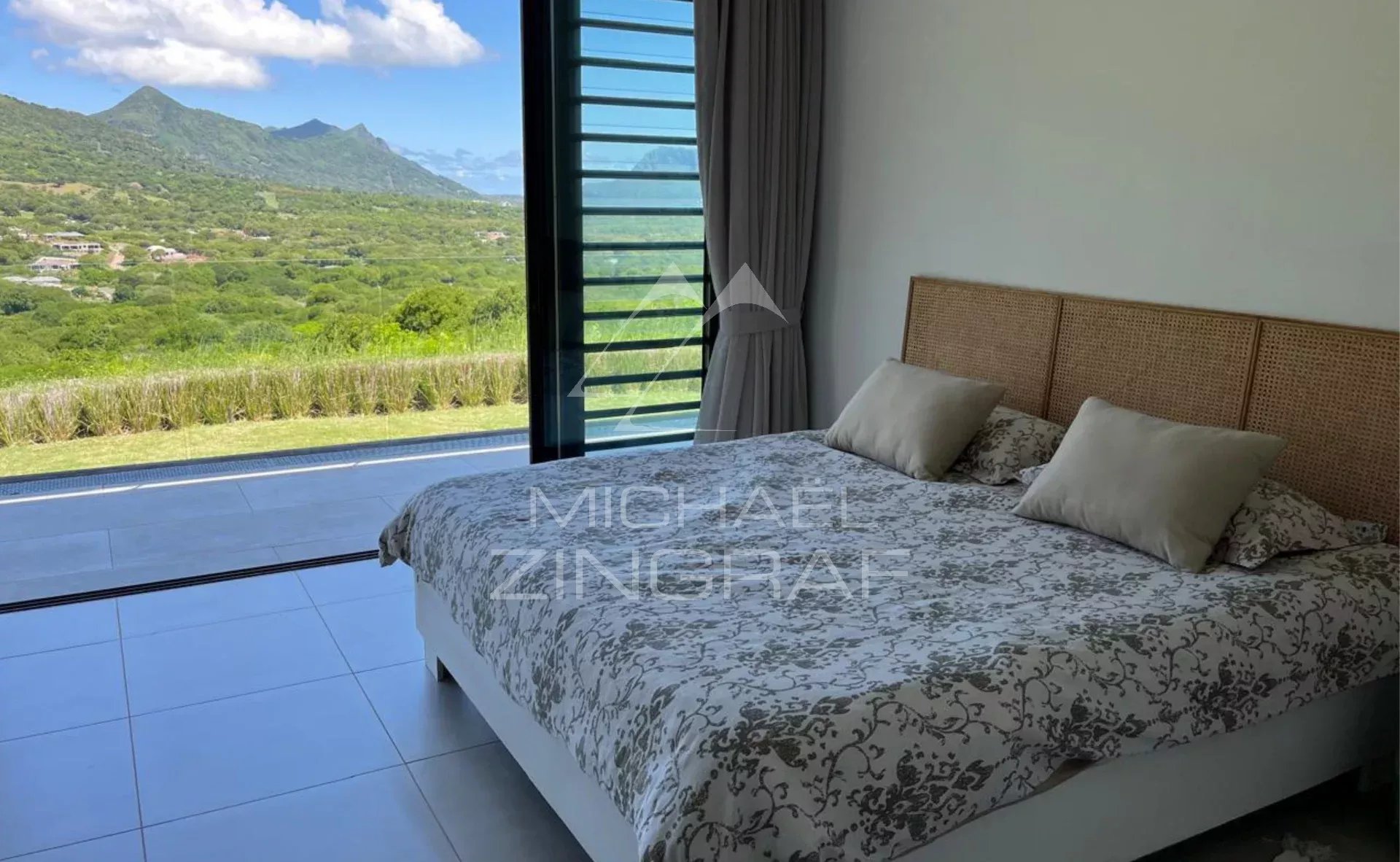 Élégante Villa de 3 Chambres avec Vue sur les Montagnes – Rivière Noire