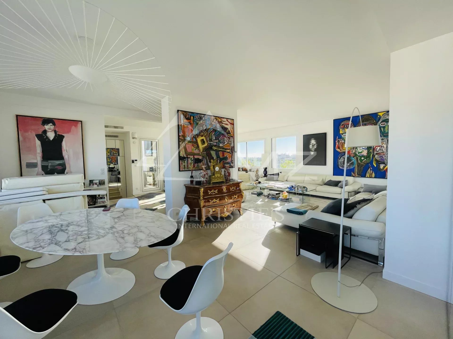 A 15 minutes à pied du centre ville, découvrez cette villa toit d'exception située dans le quartier de Cannes Anglais