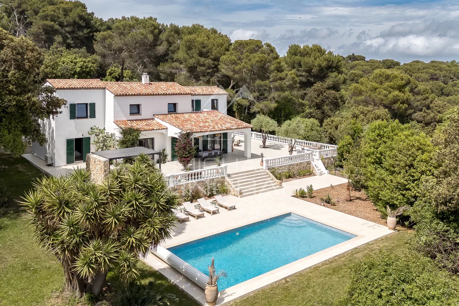 Antibes - Belle villa rénovée avec vue mer