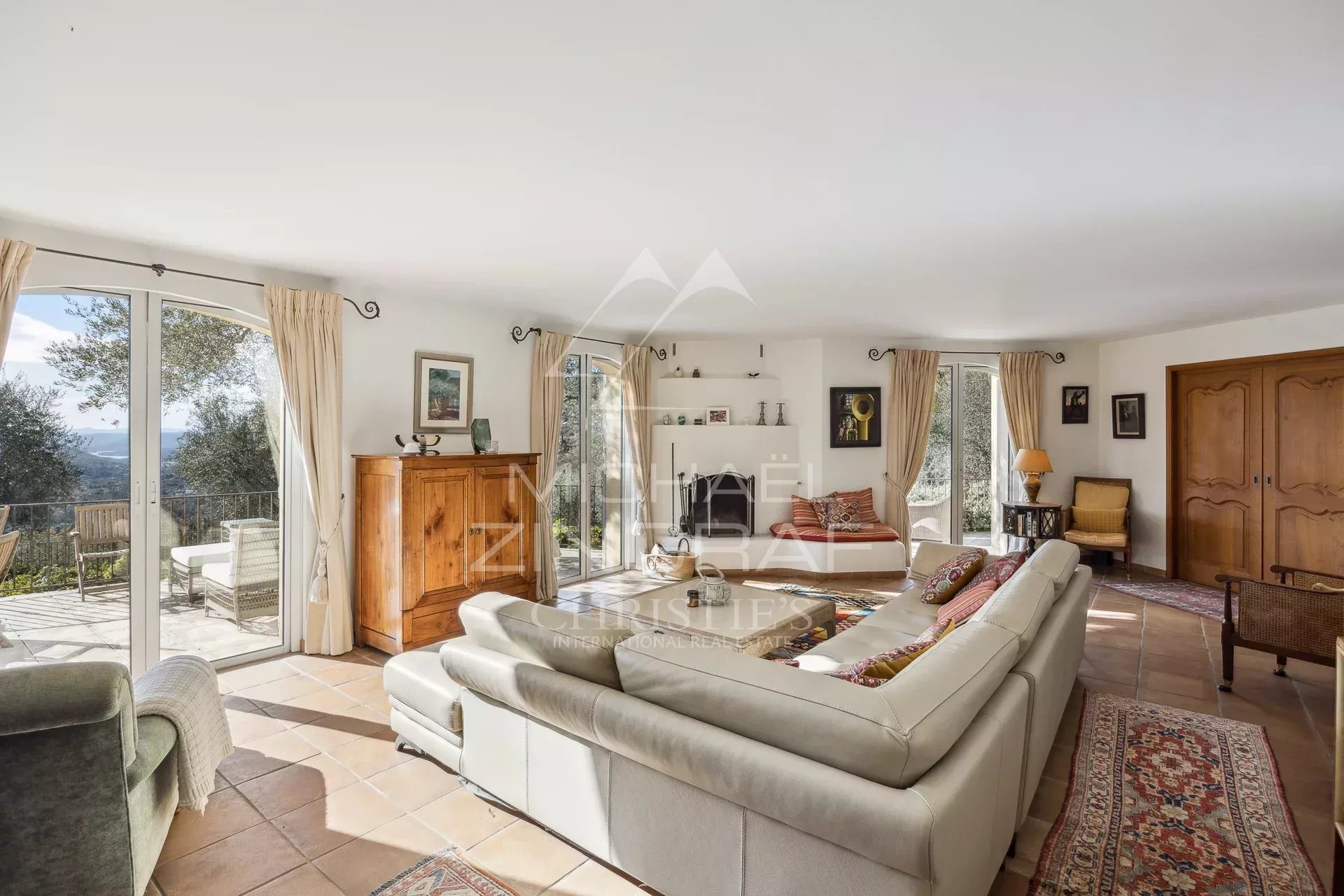 Elegante  Villa position dominante avec vue mer et oliveraie