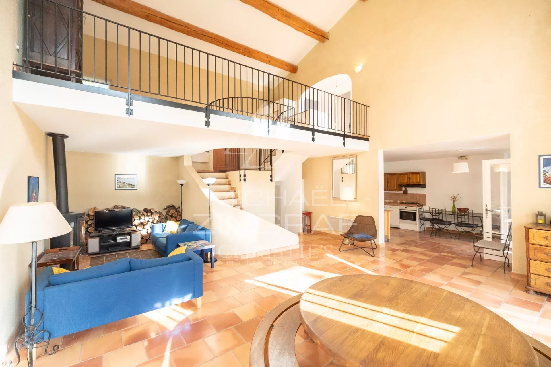 Steinhaus mit Pool und außergewöhnlicher Aussicht