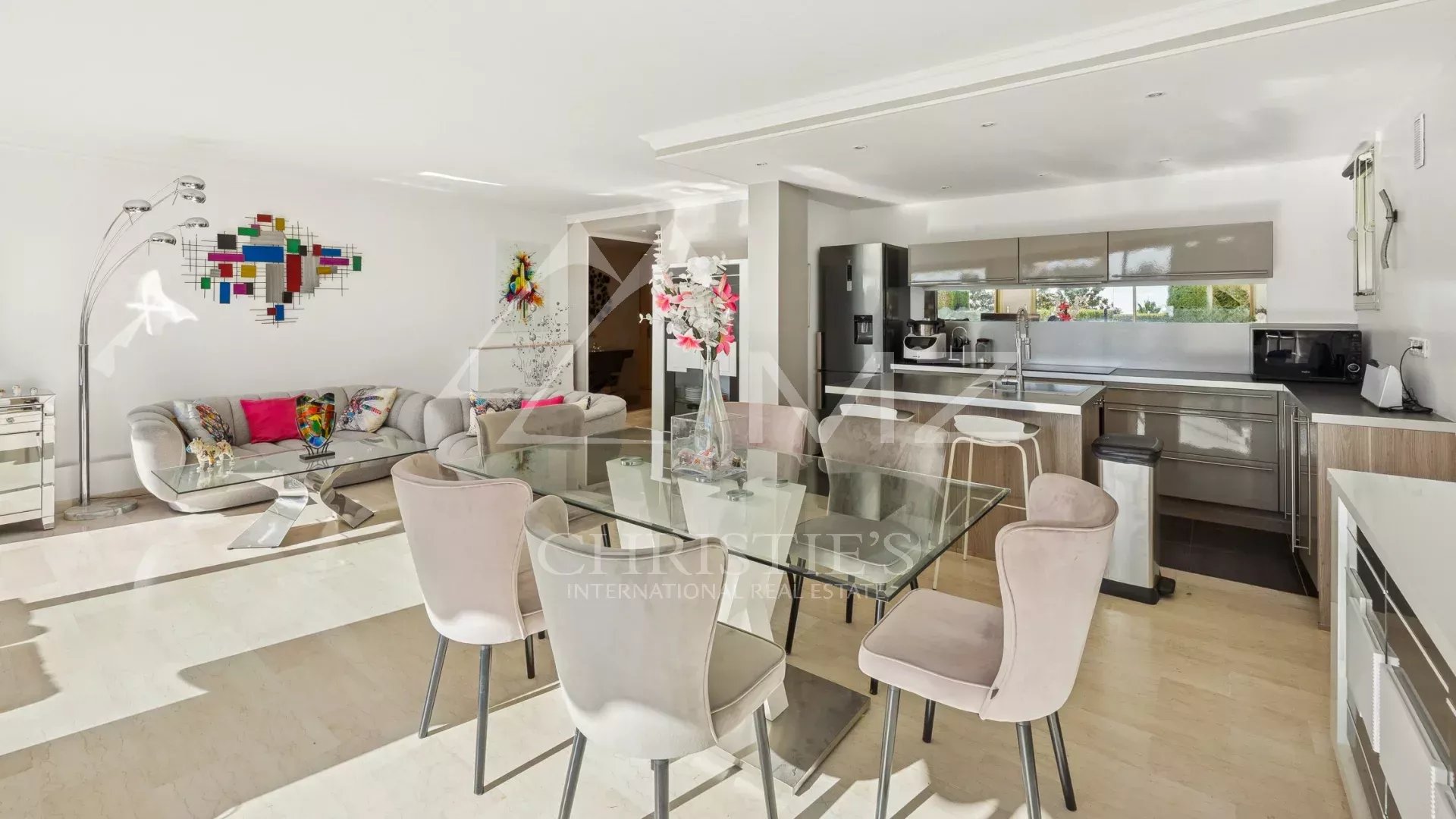 Beautiful ground floor apartment in a prestigious residence