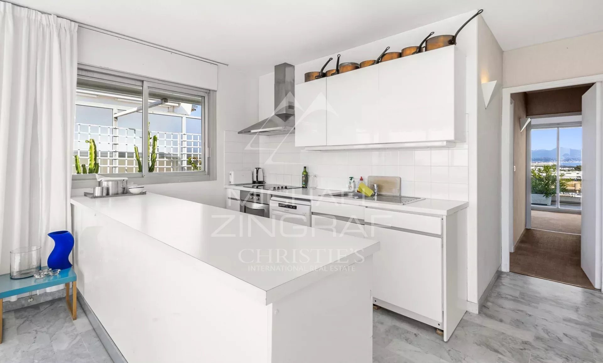 JUAN-LES-PINS – Rostagne : Villa sur le toit avec vue mer panoramique