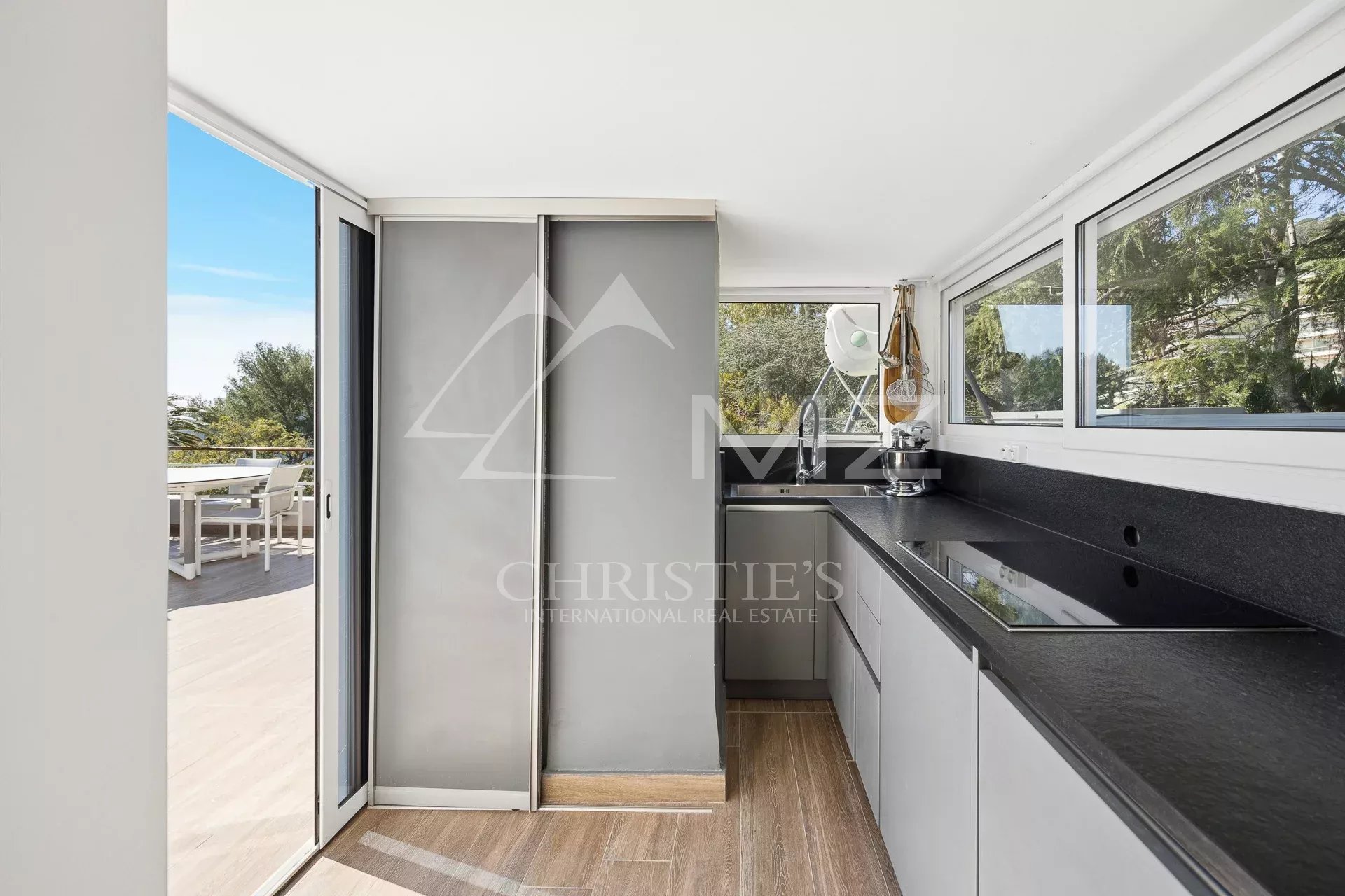 Stunning top-floor flat