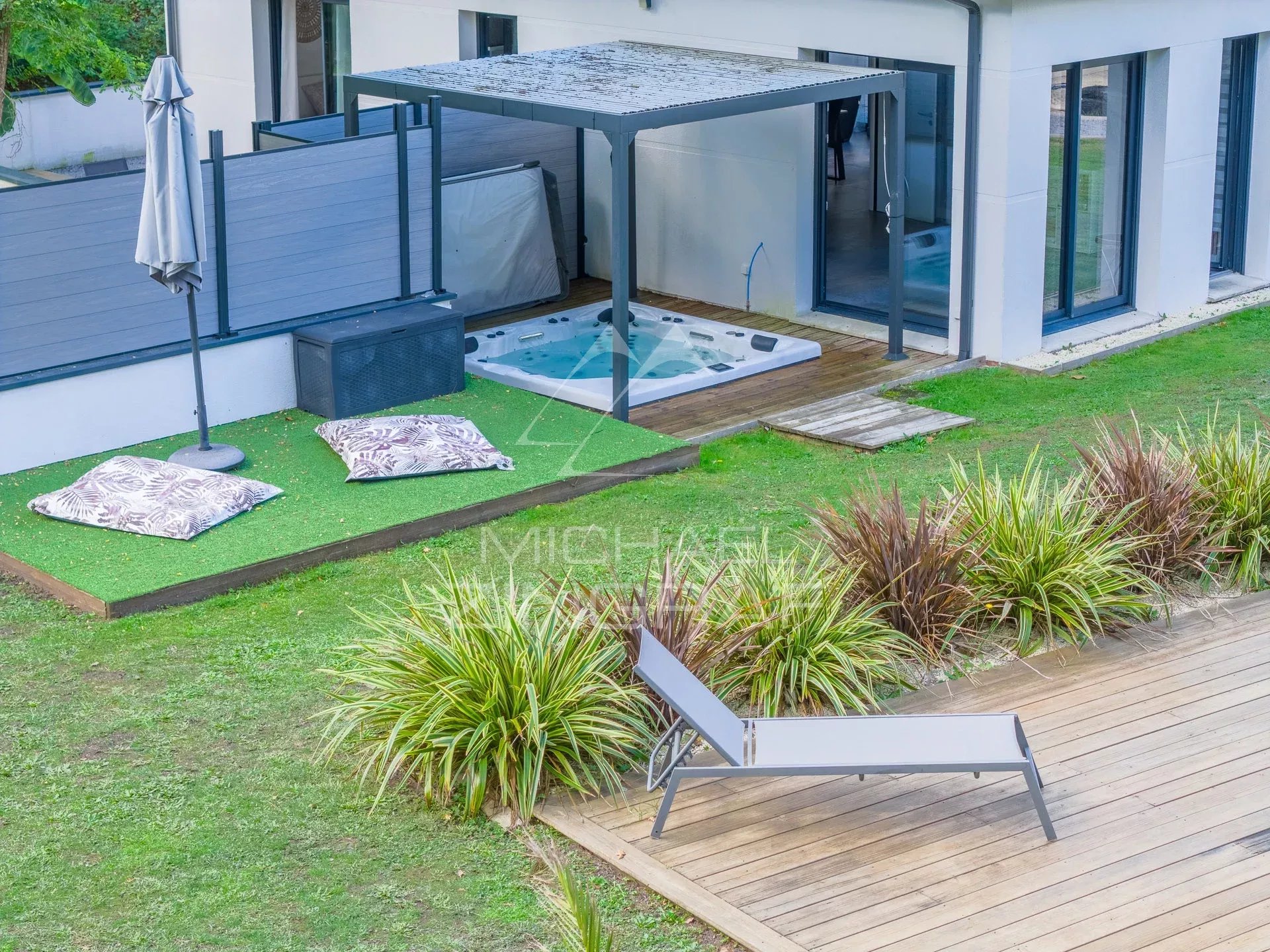 Villa et maison d’amis sur 2 300 m² de terrain