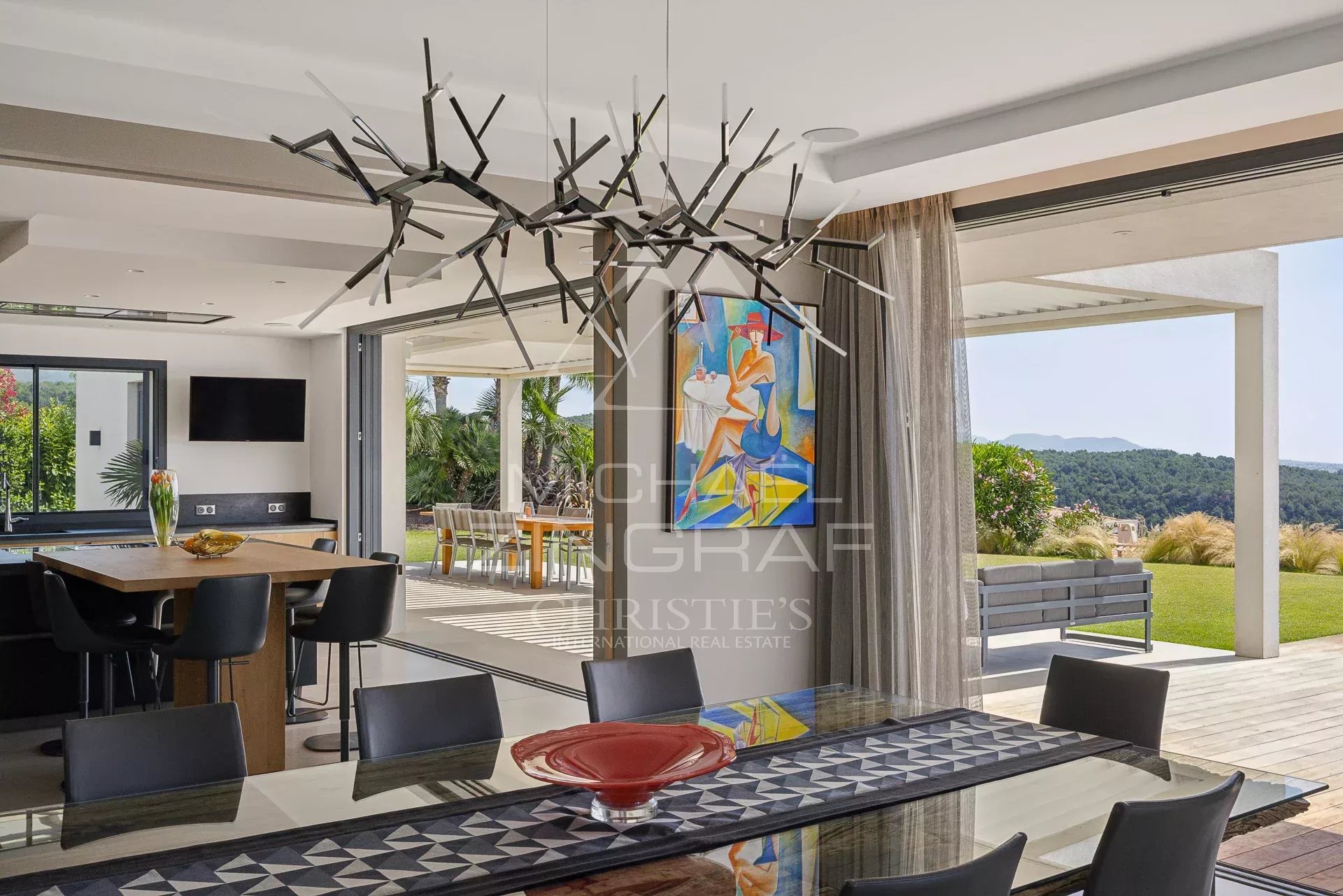 Villa contemporaine avec vue panoramique mer.