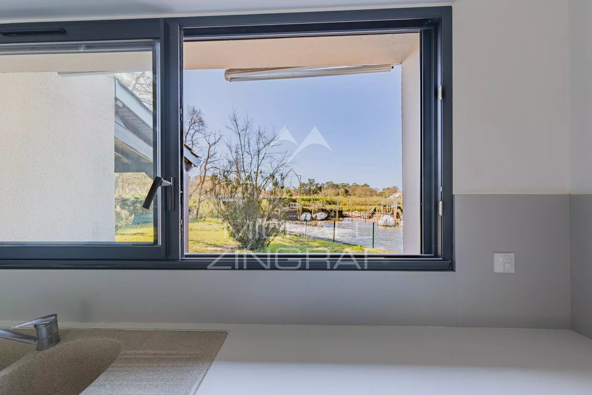 Une villa d'architecte dans un décor authentique au Port de la Hume