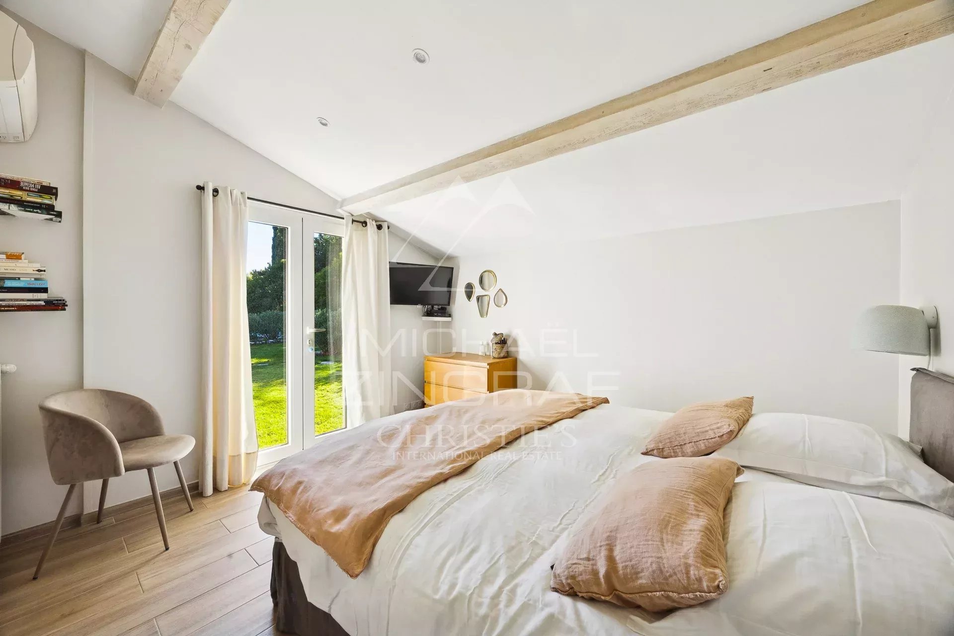 Exklusive Villa mit 8 Suiten und umfassenden Freizeiteinrichtungen