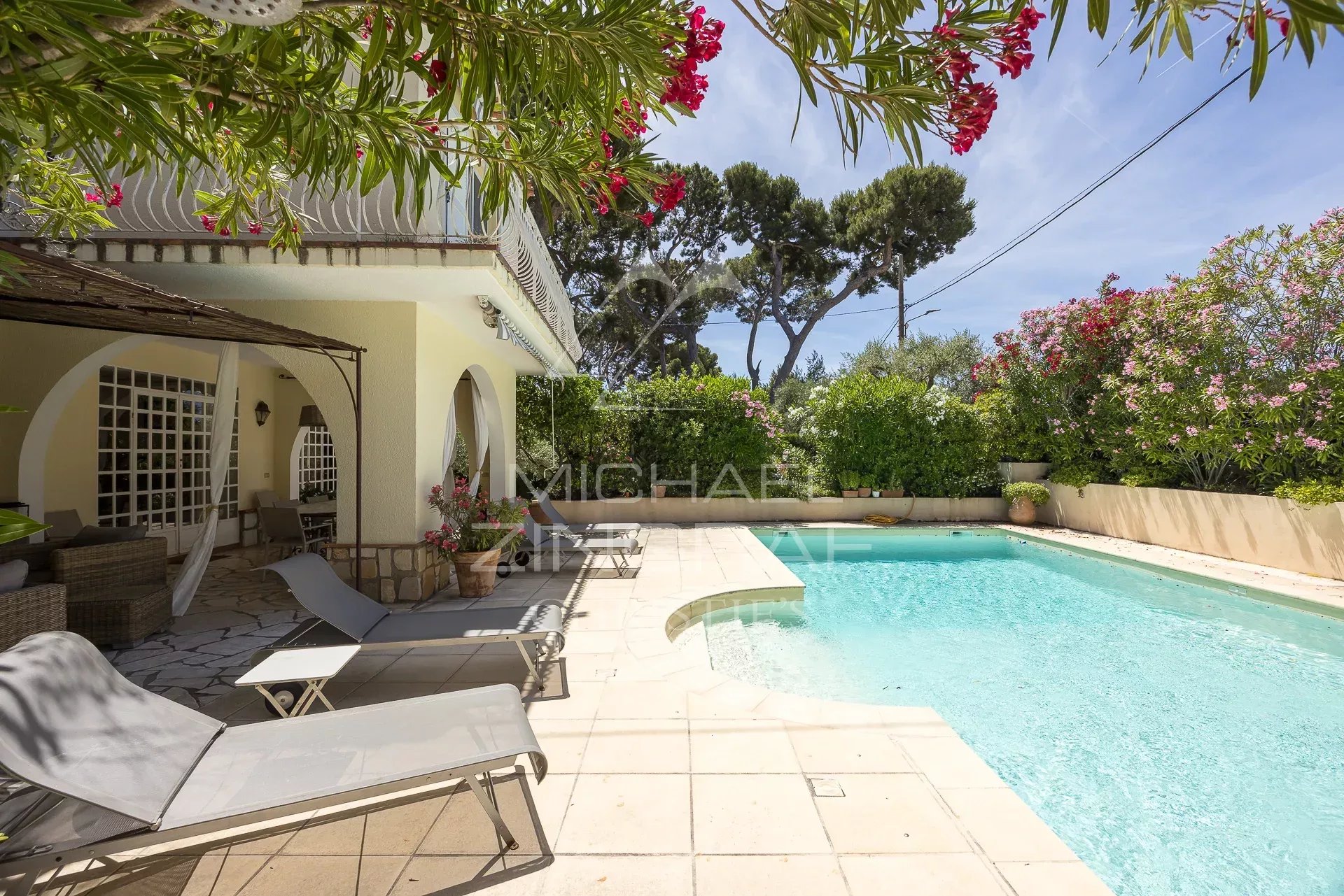 Cap d’Antibes – Élégante villa au calme absolu, à quelques pas des plages de la Garoupe
