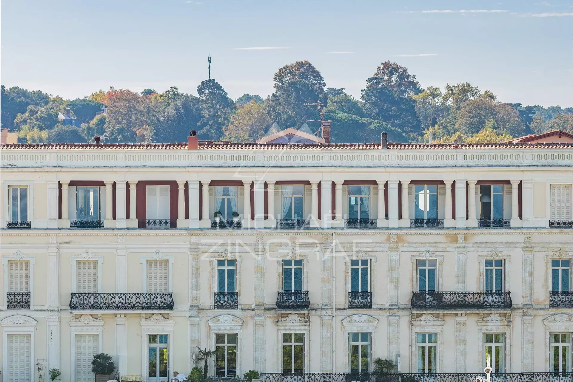 RÉSIDENCE GRAND HÔTEL EN PREMIÈRE LIGNE - APPARTEMENT EN DERNIER ÉTAGE