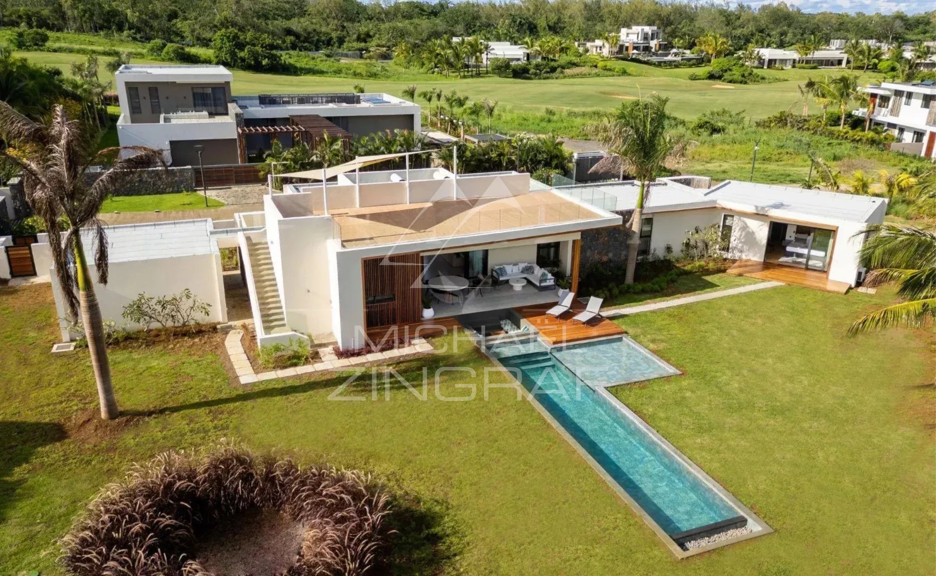 Moderne Villa mit Panoramablick auf den Golfplatz