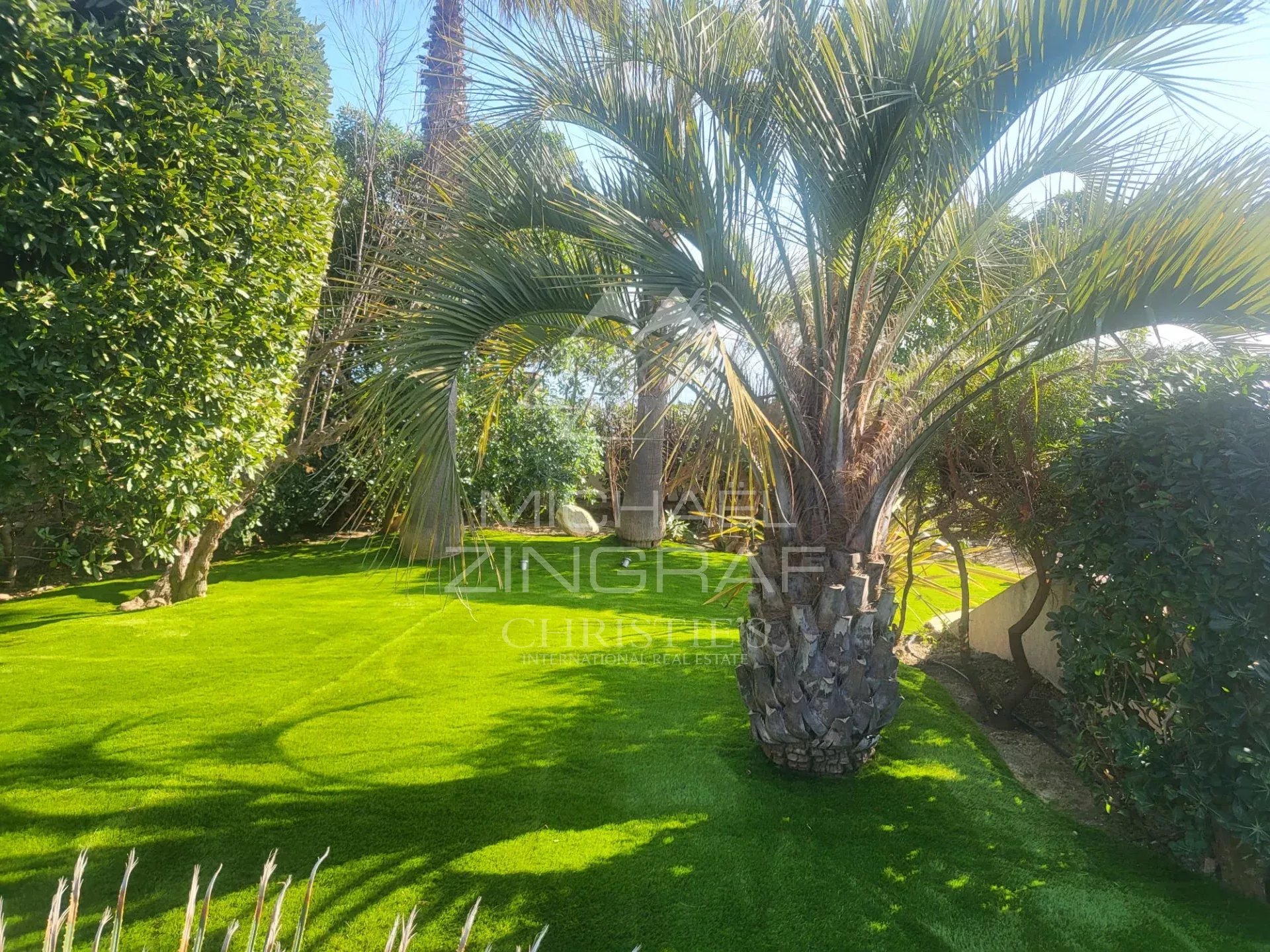 Nahe Cannes - Moderne Villa mit den Füßen im Wasser