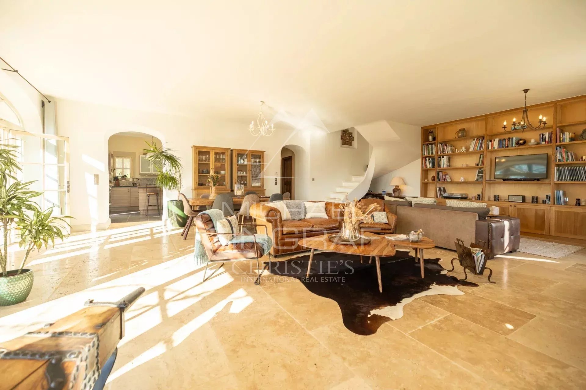 Vue exceptionnelle à 10 mn à pieds du centre village ! Mas avec piscine entre Luberon et Monts de Vaucluse