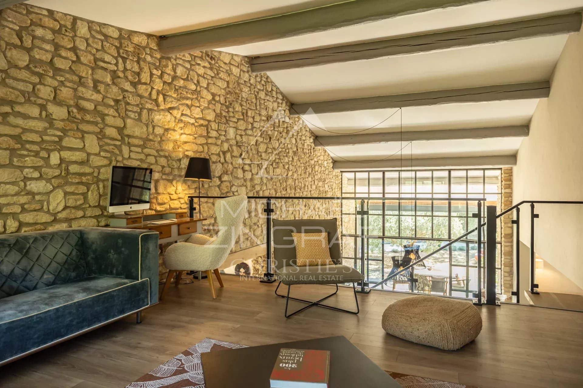Entre tradition et contemporain, superbe maison en pierre de plain-pied avec piscine et vue sur le Luberon. Vendue entièrement meublée.
