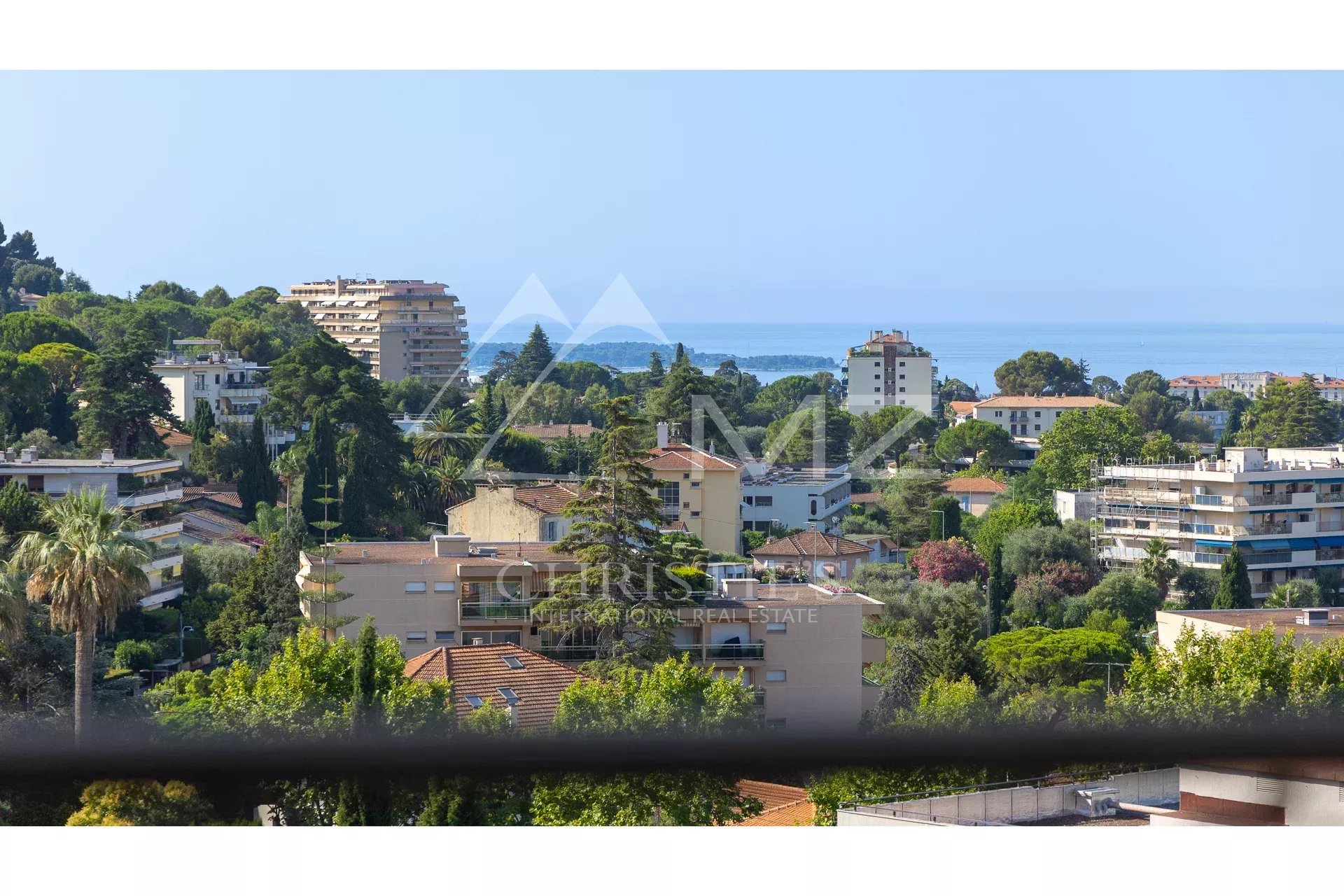 In der letzten Etage herrlicher Blick auf das Meer und Estérel
