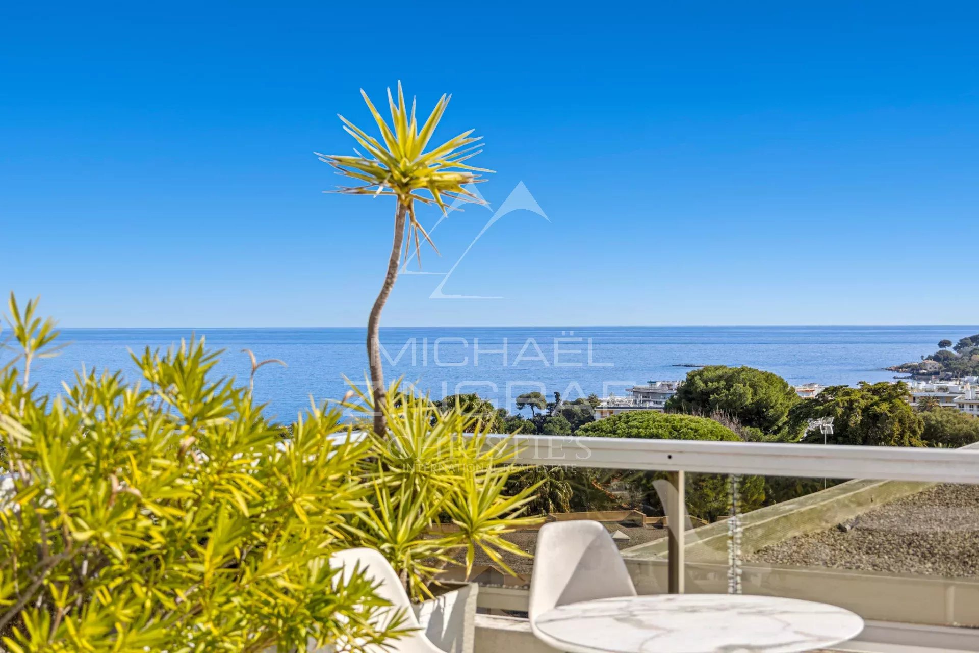 JUAN-LES-PINS – Rostagne : Villa sur le toit avec vue mer panoramique