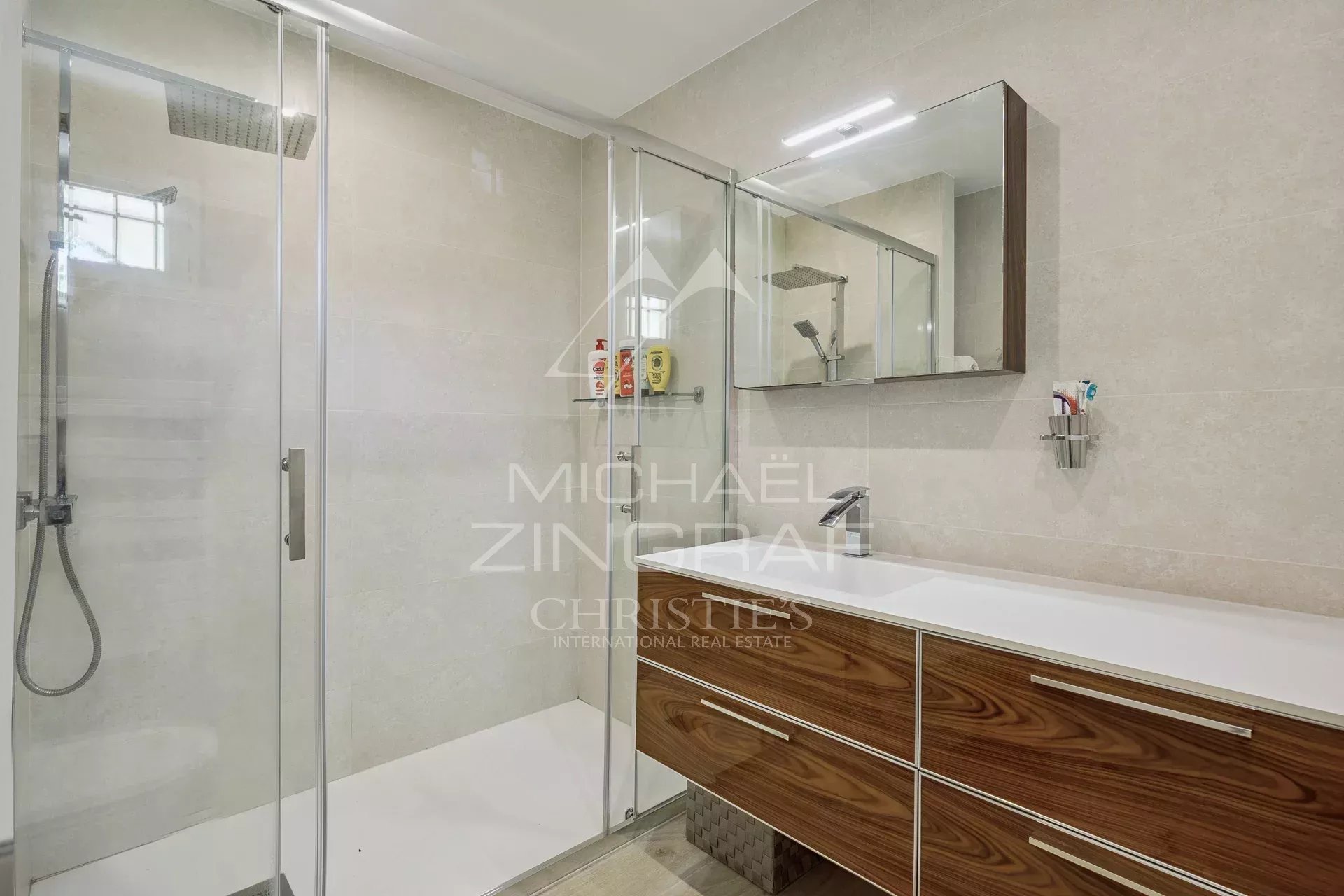 WOHNUNG IN EINER SICHEREN WOHNANLAGE