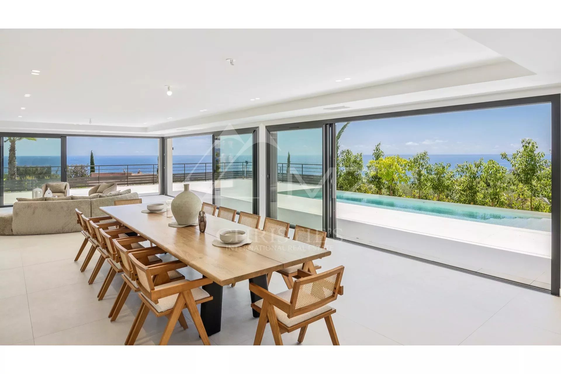 Villa contemporaine d’exception avec vue panoramique sur la mer et le Massif de l’Estérel Un bien rare où l’élégance rencontre la nature.