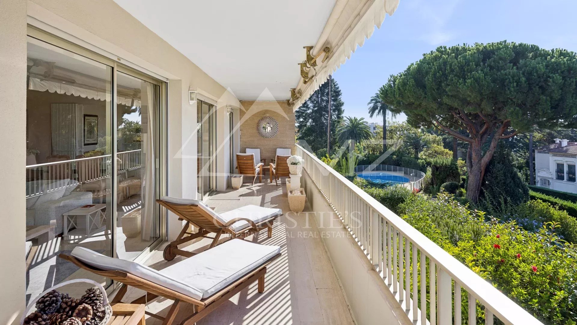 Superb 4-room corner apartment in a luxury residence