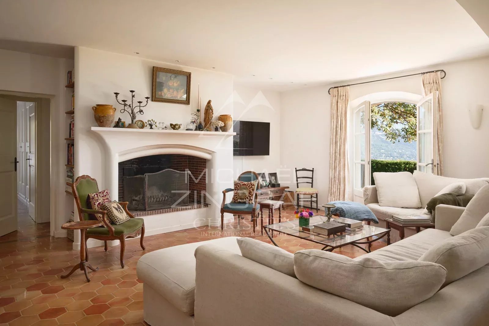 Villa with panoramic view and beautiful landscaped garden