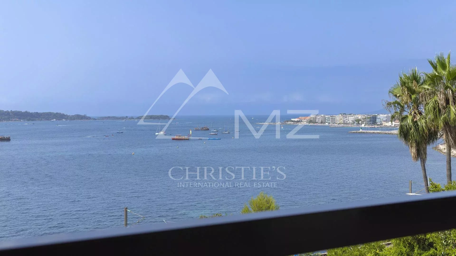 Magnificent contemporary apartment with a magical sea view