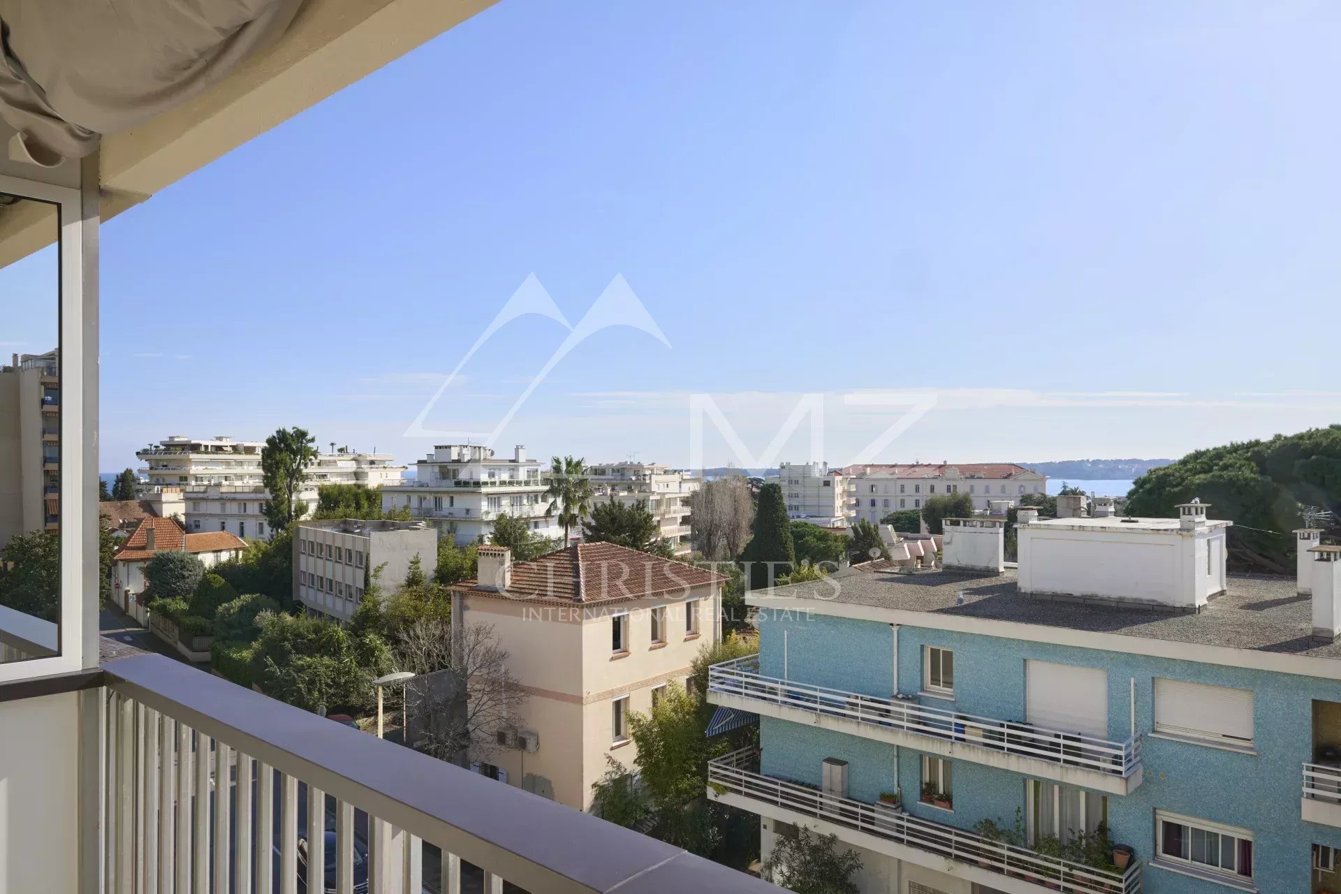 3-room apartment on the top floor in the city center