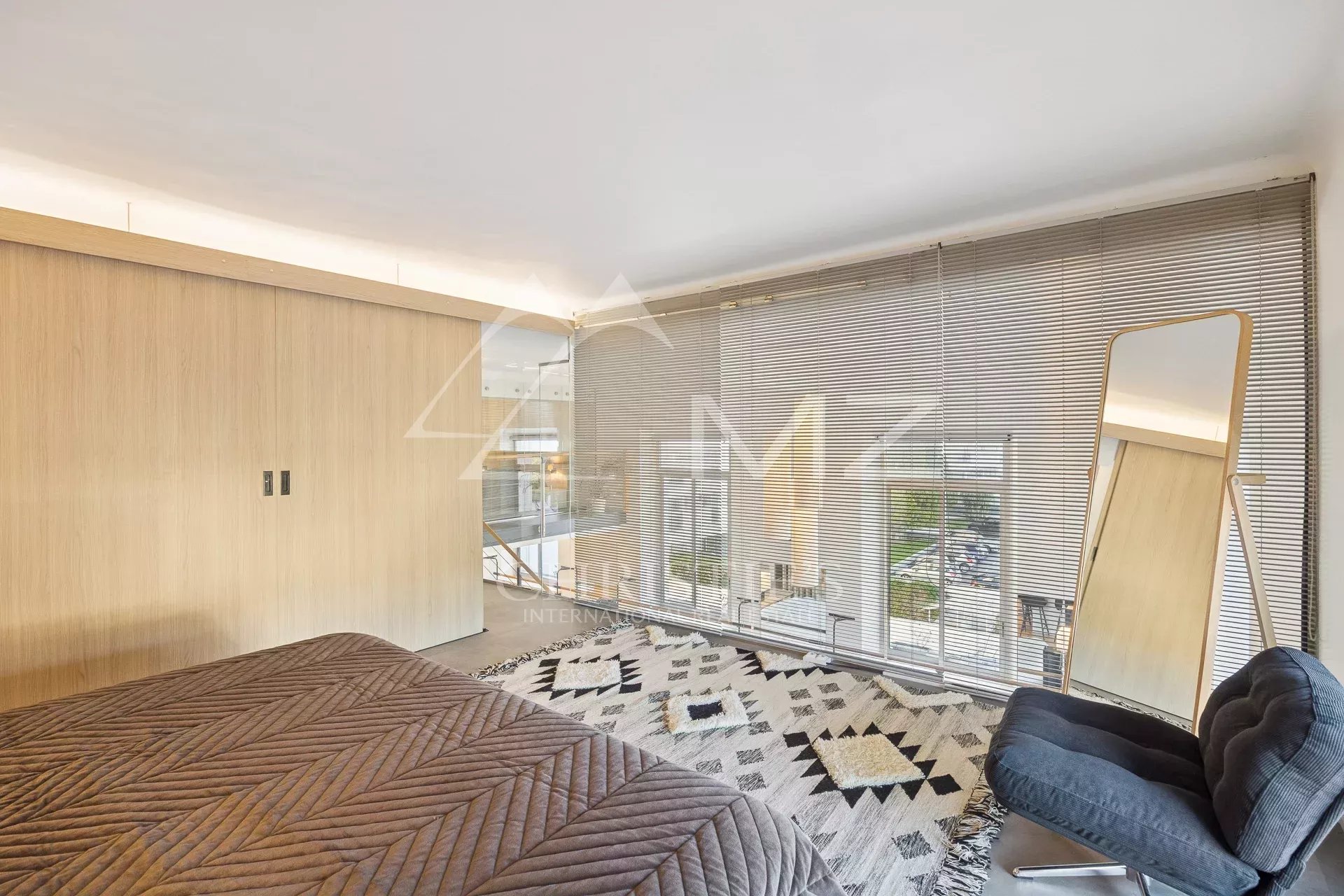 Vast Atypical Loft in Cannes Montfleury