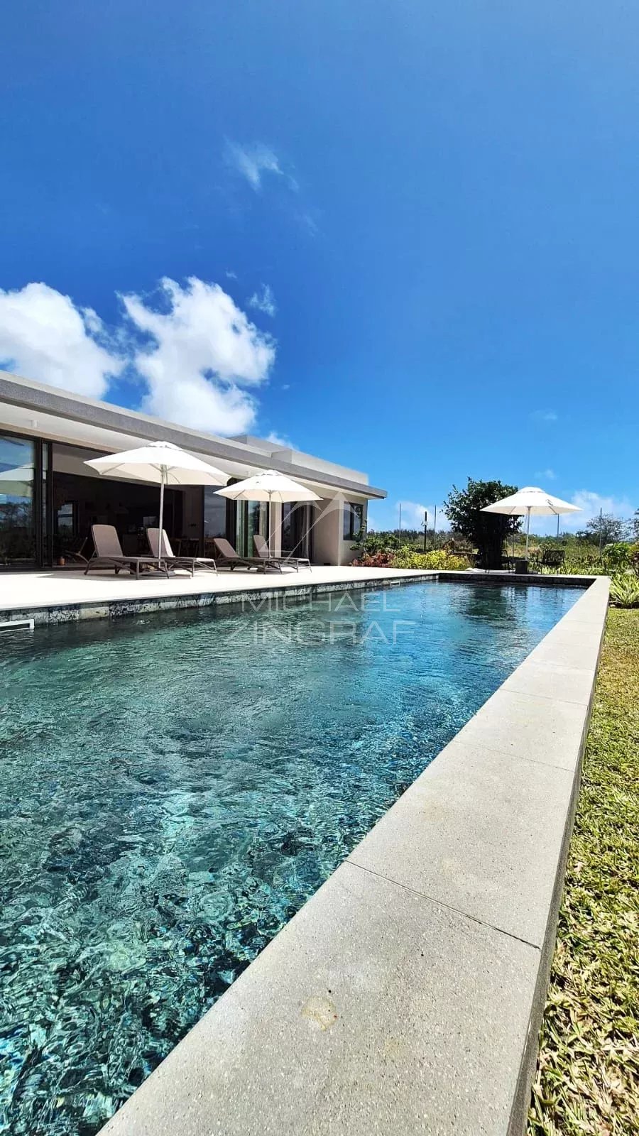Moderne ebenerdige Villa mit Golfblick in ruhiger Lage