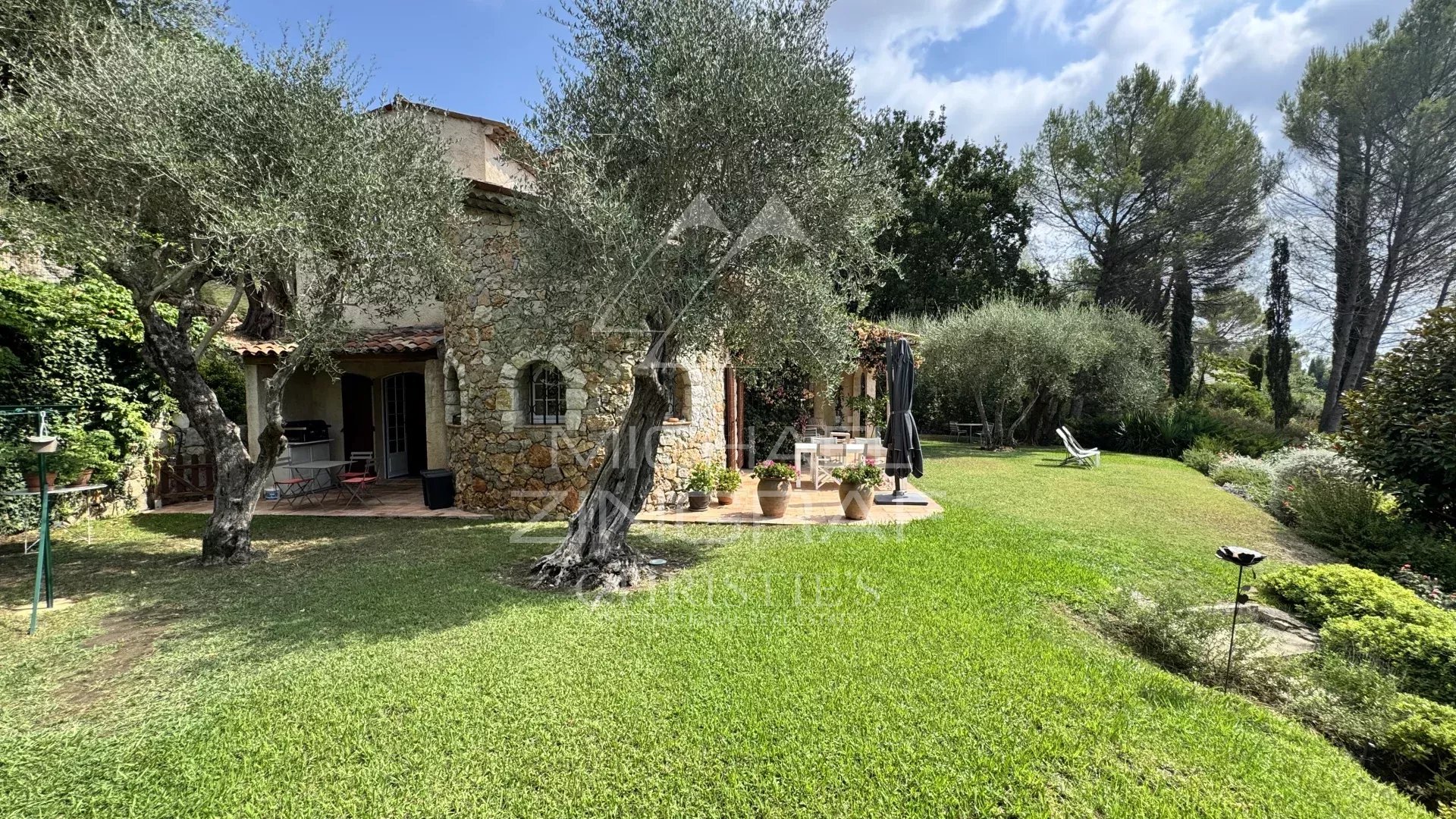 Charming villa with an open view and four suites