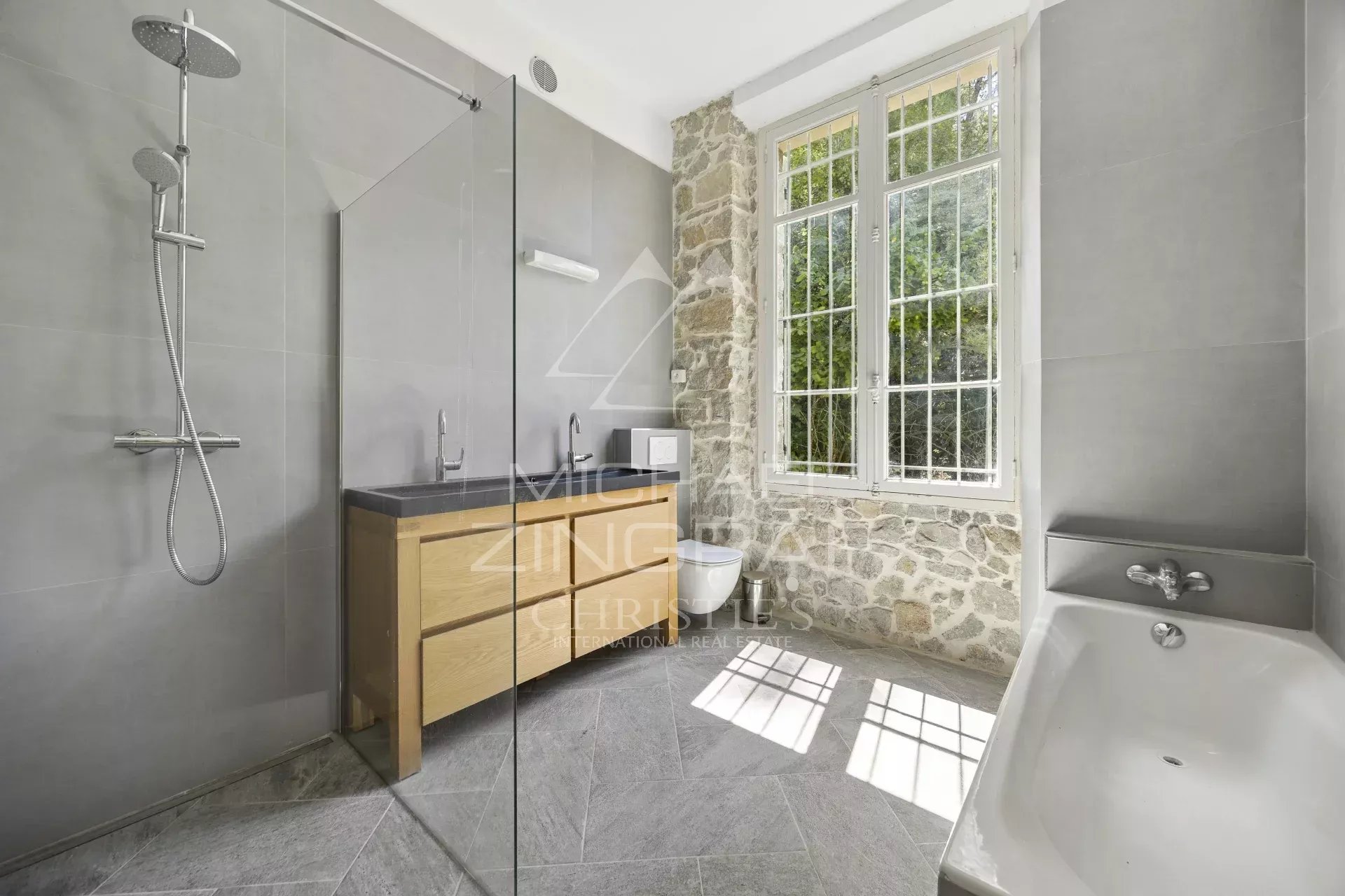 In der Nähe von Cannes West – Authentisches Steinhaus auf einem Grundstück von über 1,3 Hektar
