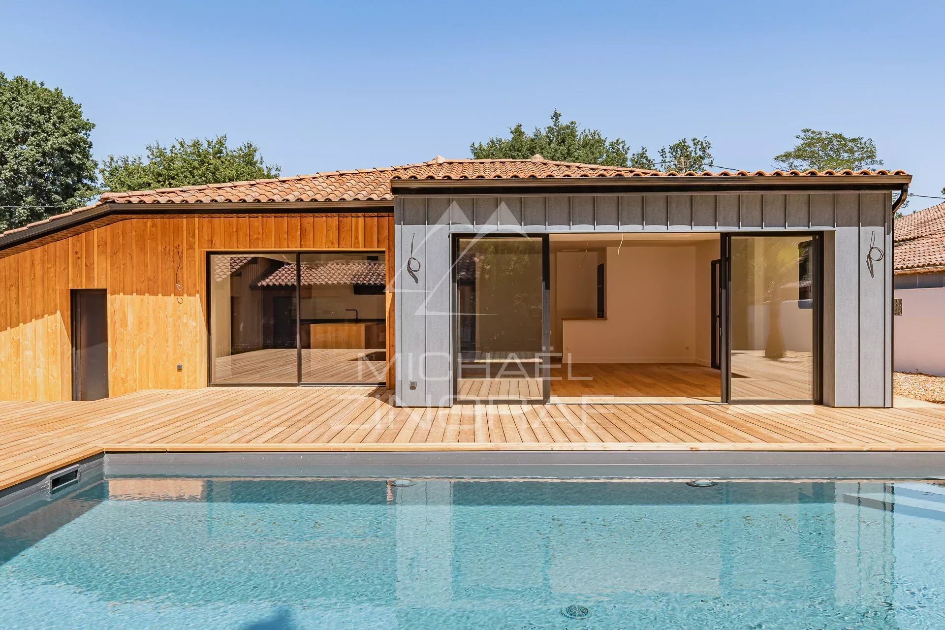 La Hume – a luxury family home with an outbuilding