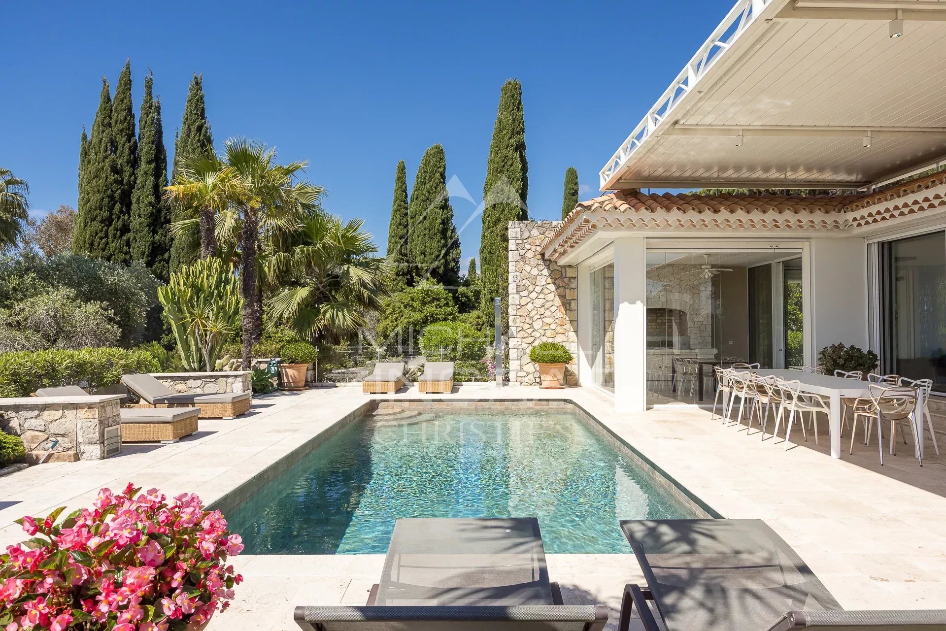 Cannes – Croix-des-Gardes – Architect-designed villa with panoramic sea views