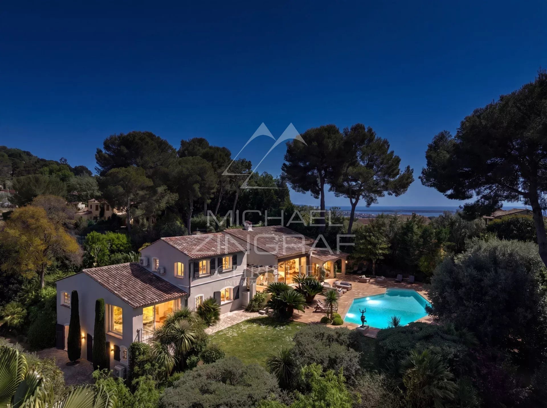 Gorgeous and renovated villa located in green and residential environment - 5 bedrooms