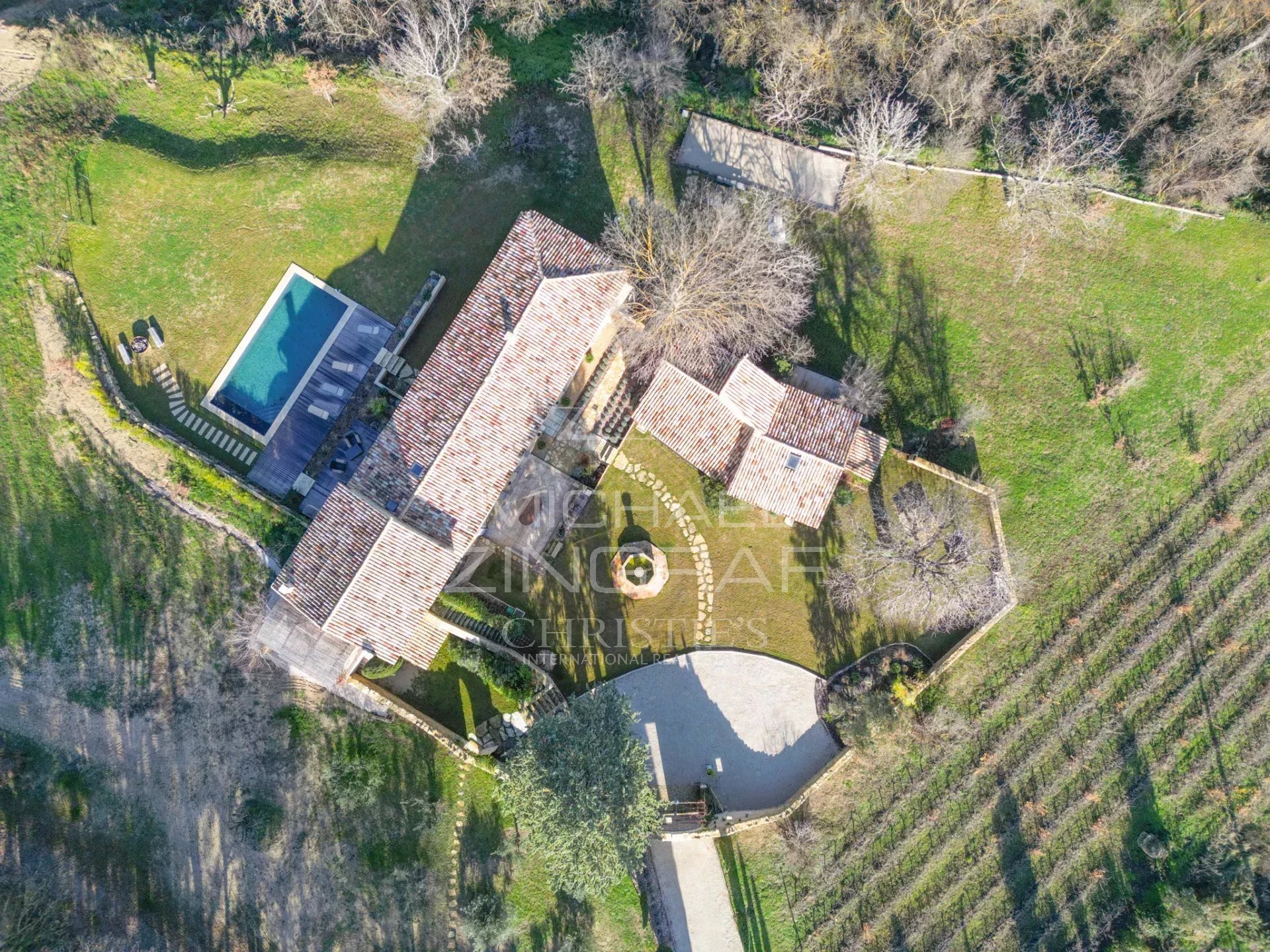 Außergewöhnliches, komplett renoviertes Landhaus auf einem 2,6 ha großen Grundstück mit Swimmingpool.