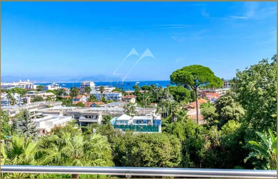SPLENDID RENOVATED CONTEMPORARY VILLA OF 320 SQM LOCATED IN A PRIVATE ESTATE