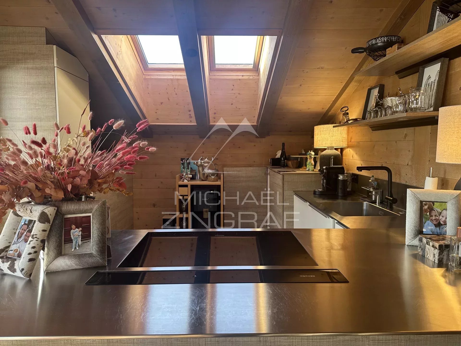 Attique contemporain avec 3 chambres à coucher au coeur de Gstaad