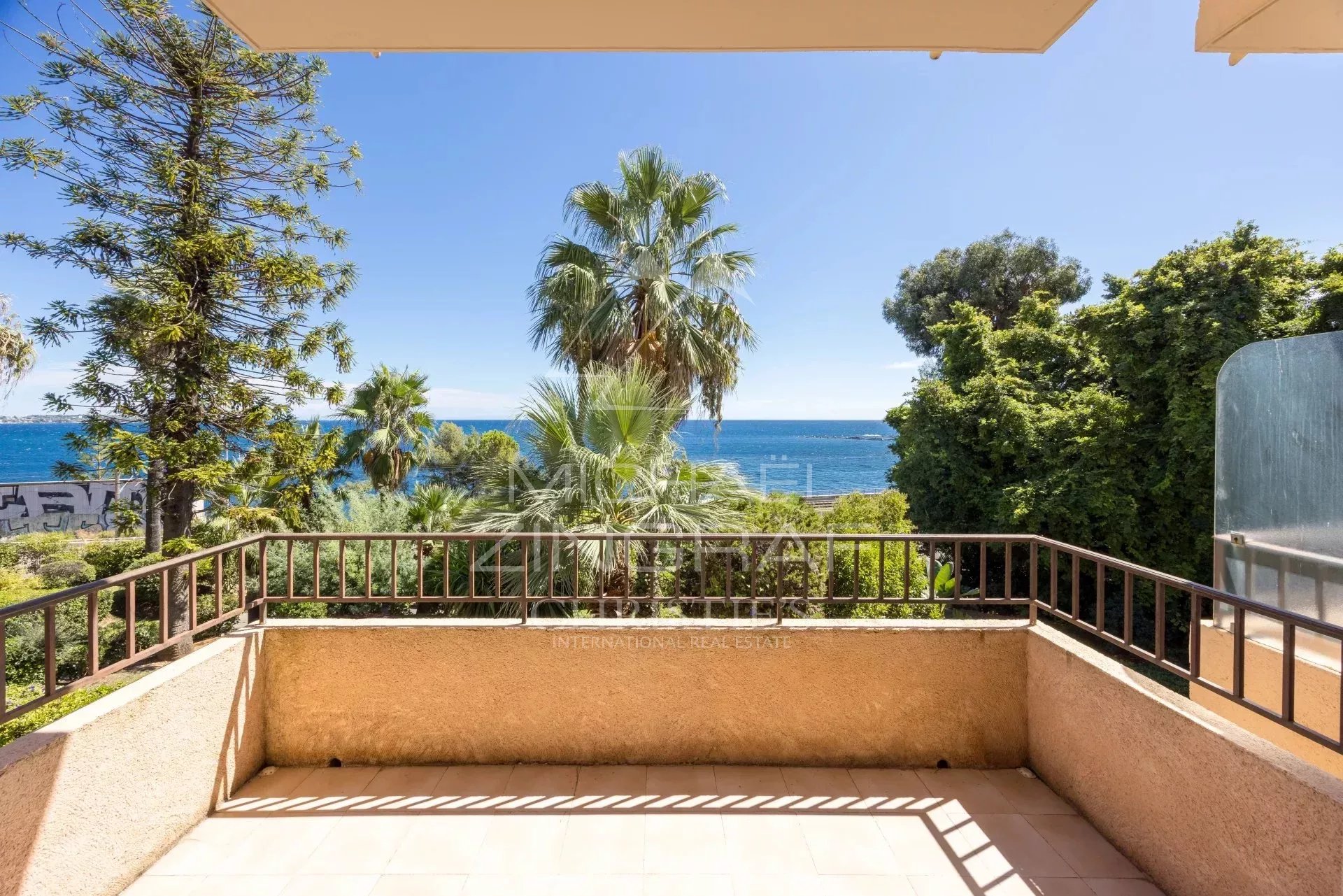 Cannes et Golfe-Juan – Vue mer imprenable et accès direct à la mer