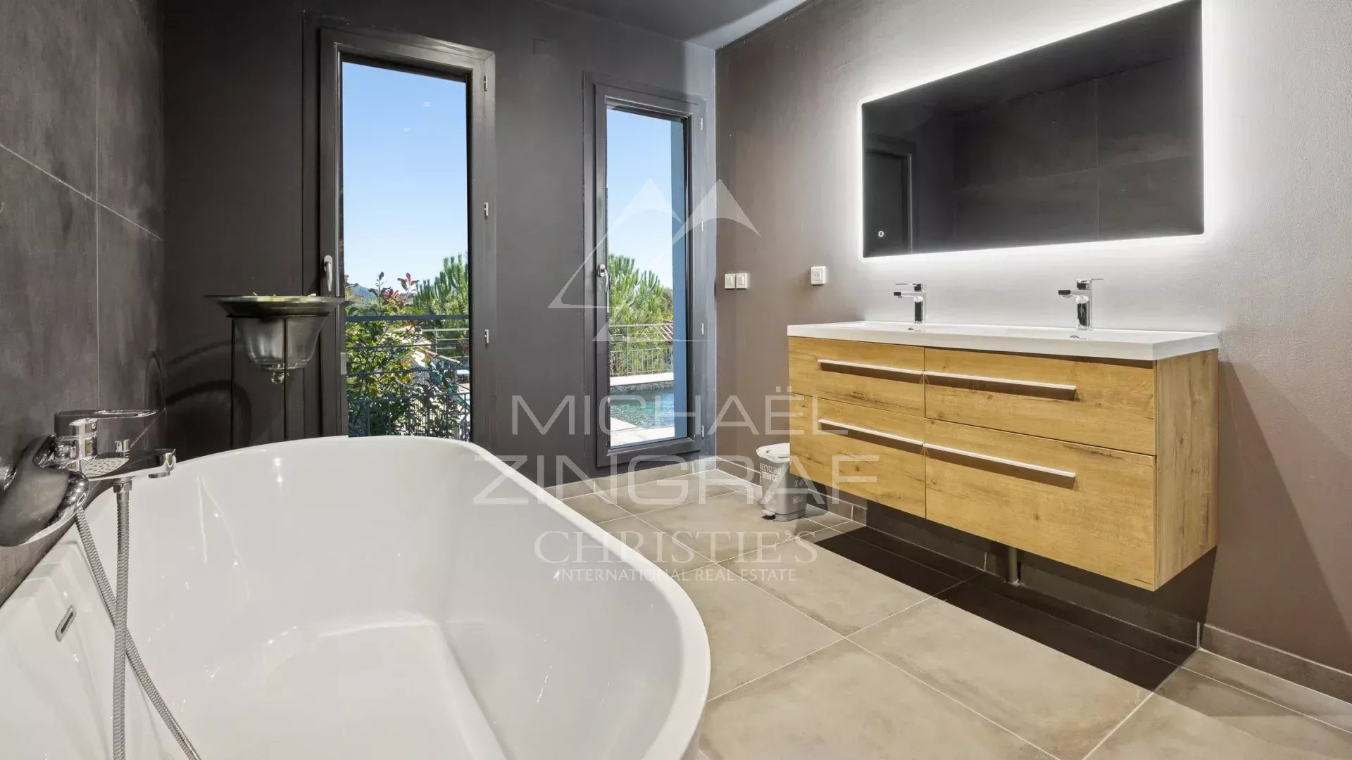 CONTEMPORARY PROPERTY IN THE HEART OF A PRIVATE ESTATE