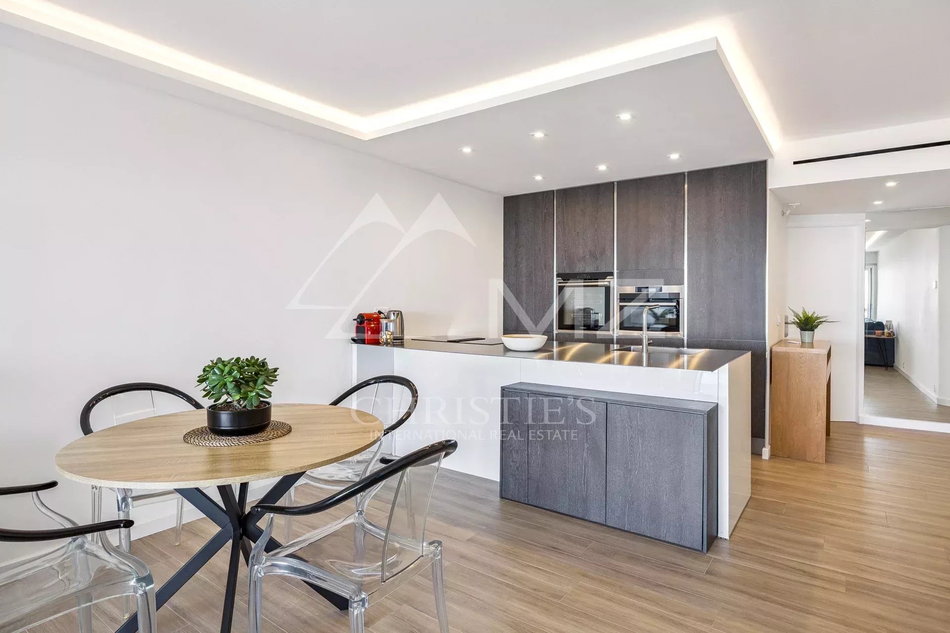 For sale: Luxury apartment in Le Cannet with panoramic sea view