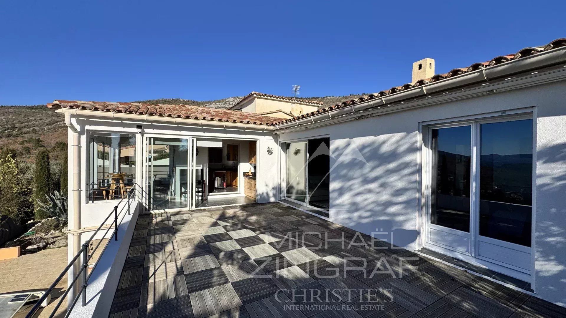 Élégante villa contemporaine en position dominante – Vue mer à l'horizon