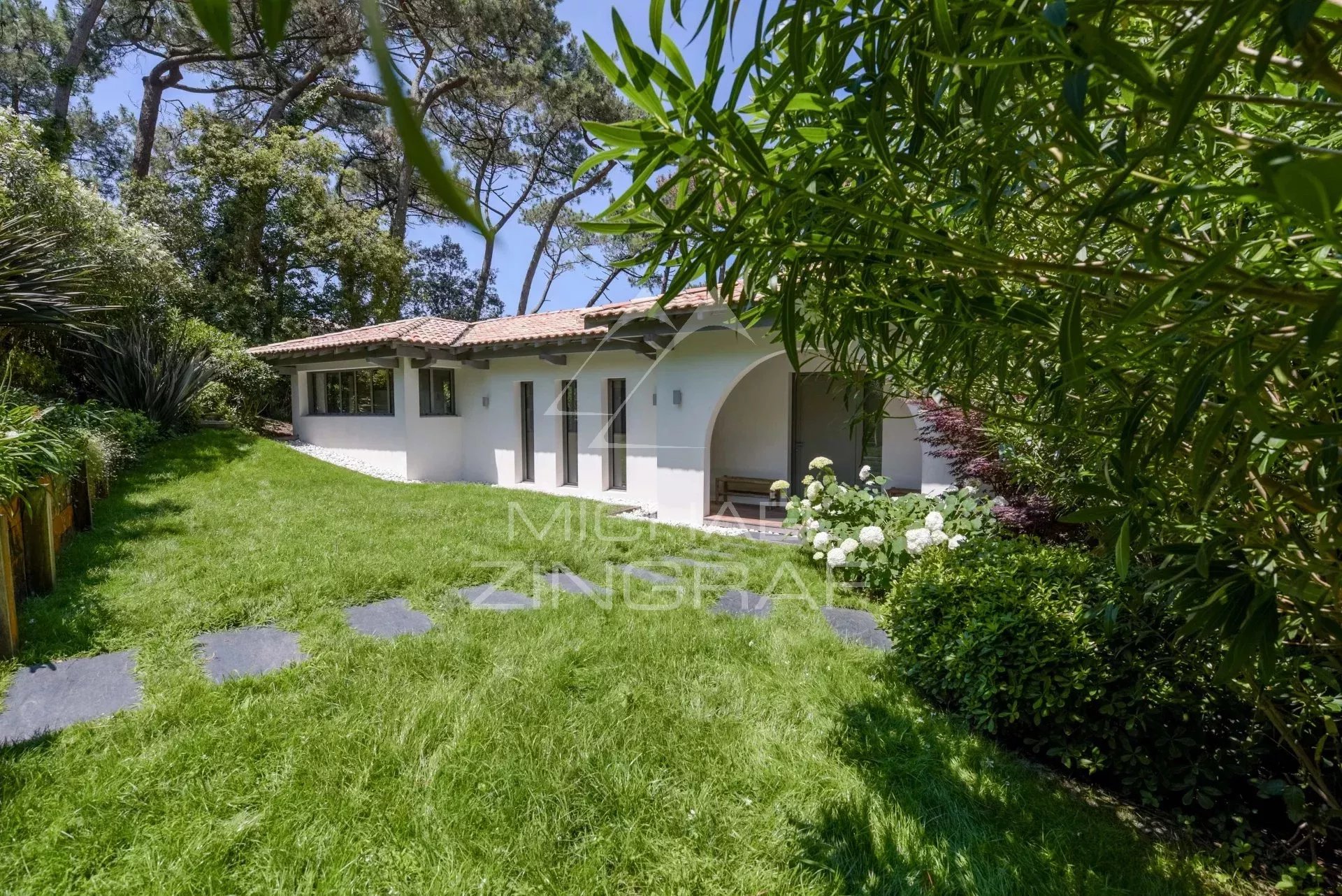 VILLA DAS OBSERVATORIUM MIT MEERBLICK PYLA AUF DEM MEER