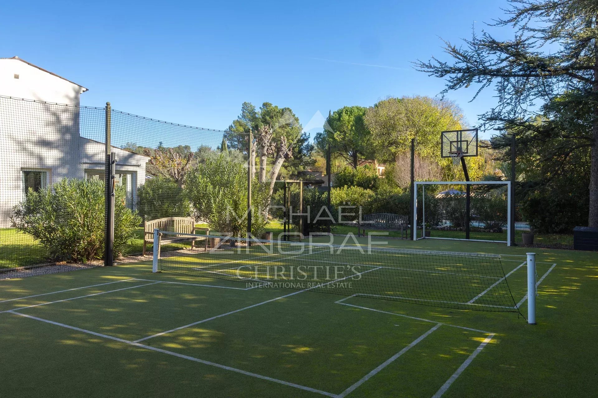 Exklusive Villa mit 8 Suiten und umfassenden Freizeiteinrichtungen