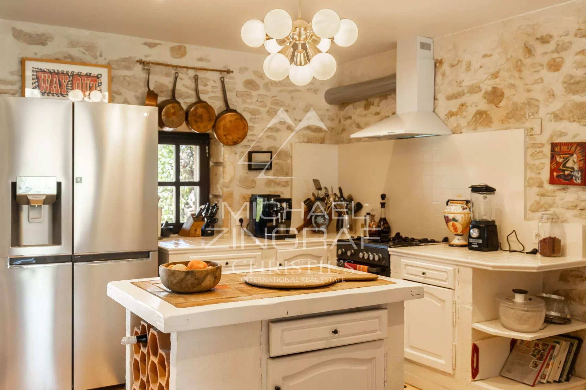 Mas provençal en pierre entouré d'oliviers